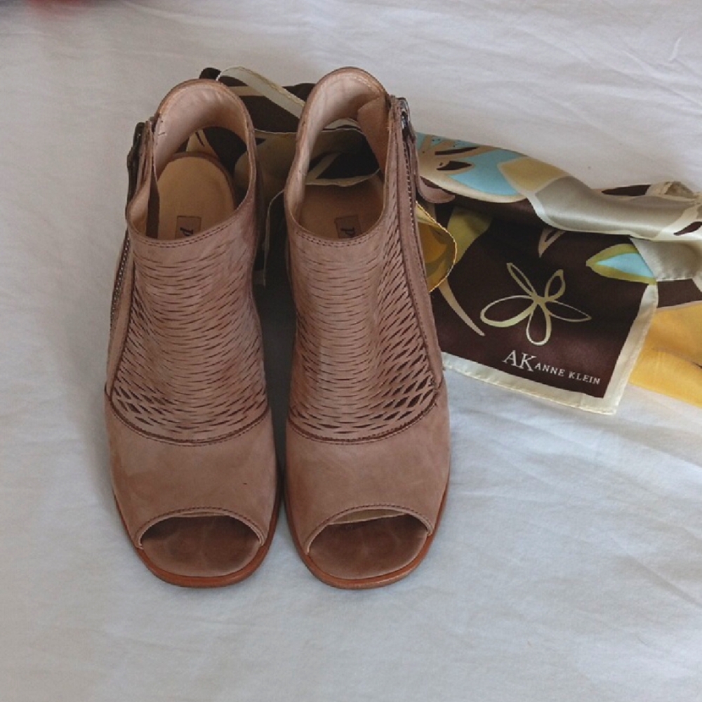 Paul Greene Women's Beige Peep-Toe Heels.5.5M